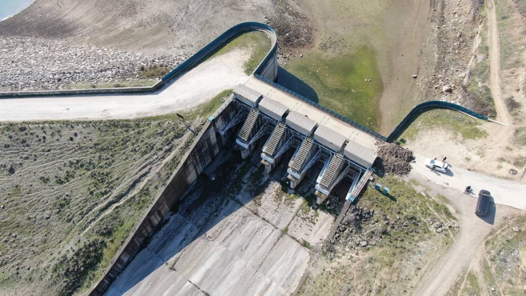 O detay gözlerden kaçmadı! 'Baraj kapakları patladı!' iddiası paniğe neden olmuştu, barajın son hali görüntülendi 5